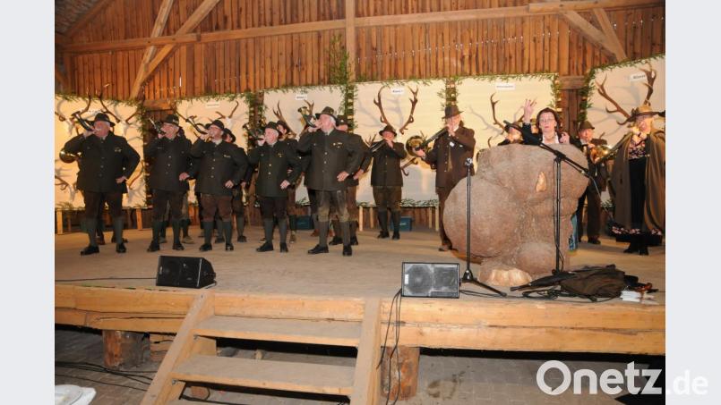 Über 200 Jagdhornbläser umrahmten die Veranstaltung, ein Konzert unter Leitung von Ilona Rothballer schloss den Tag ab. Bild: ge