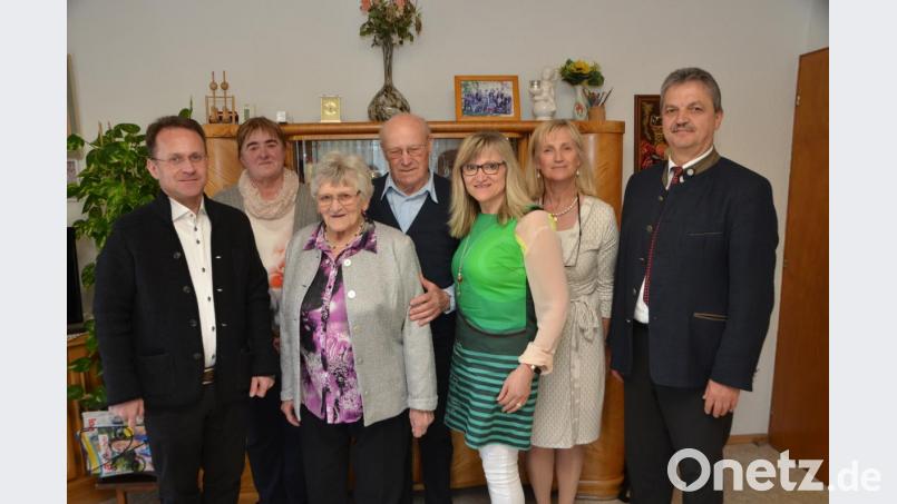 Anneliese Eger (Dritte von links) feierte am Donnerstag ihren 80. Geburtstag. Am Sonntag kommt die Großfamilie ihr zu Ehren zusammen, doch in wenigen Tagen steht schon das nächste Großereignis im Hause Eger an. Bild: dob