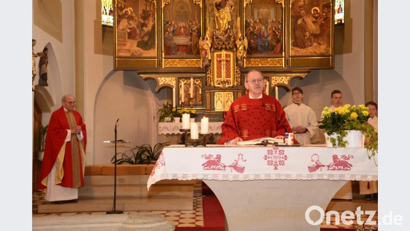 Hauptzelebrant Pater Josef Prinz spricht über die Bedeutung des Kreuzes im christlichen Glauben. Gemeinsam mit Pater Reinhold Schmitt (links) feiert der Pater den Gottesdienst zum Kreuzbergfest. Bild: bey
