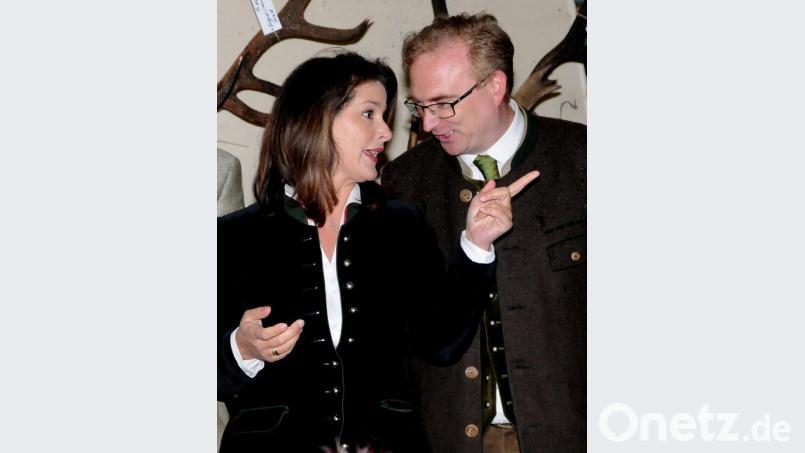 Landwirtschaftsministerin Michaela Kaniber wurde von Bezirks-Vorsitzendem Alexander Flierl durch die Schau geführt. Bild: ge