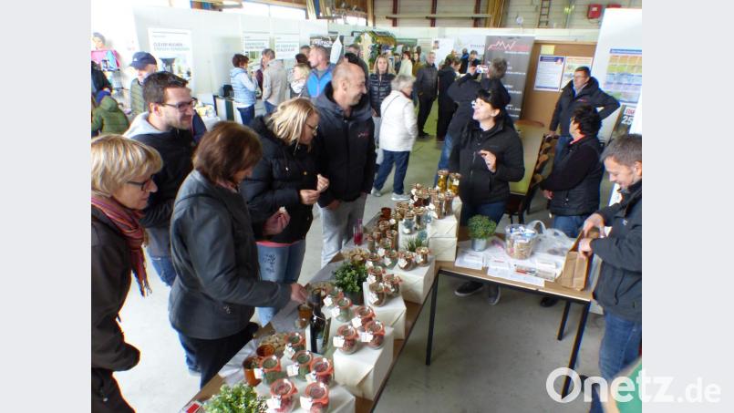 Der kühle Wind sorgte dafür, dass sich das Interesse der Messebesucher auf die Hallenbereiche konzentrierte. Bild: cv