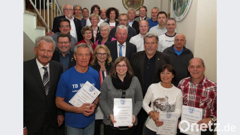 Der neugewählte TB-Vorstand mit Vorsitzenden Bernhard Schlicht (vorne, links) gratuliert den Geehrten. Bild: Dobmeier