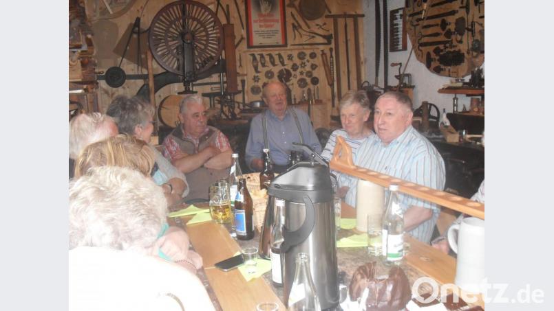 Bei Kaffee und Kuchen klang die unterhaltsame Führung aus. Bild: exb