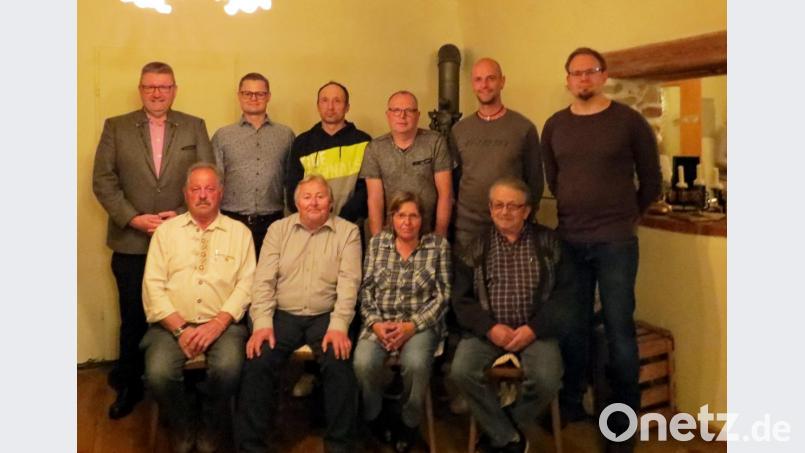 Im Amt von den anwesenden Teilnehmern der Jahreshauptversammlung bestätigt, geht der gewählte Vorstand ins neue Vereinsjahr (vorne von links): Alois Fischer, Vorsitzender Reinhard Heller, Bianca Heller und Josef Sticht sowie (hinten von links) Zweiter Vorsitzender Klaus Schuster, Lars Trinks, Markus Strobl, Günter Fischer, Markus Band und Sebastian Poss. Bild: ubb