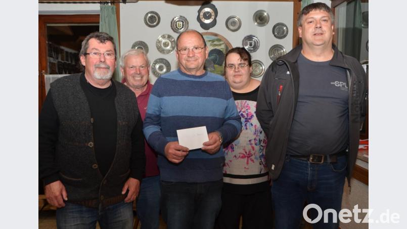 Ewald Schmigel (Mitte) nahm die Siegprämie mit nach Hause. Schützenmeister Johann Gösl (Zweiter von links) war mit dem Besuch im Schützenhaus sehr zufrieden. Bild: dob