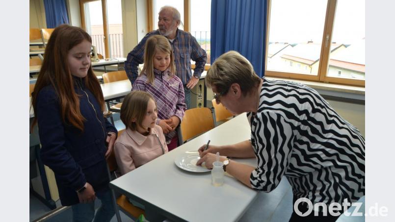 Warum ein blauer Tintenstift plötzlich türkis erscheint, lernten die Gäste im Biologiesaal. Bild: dob