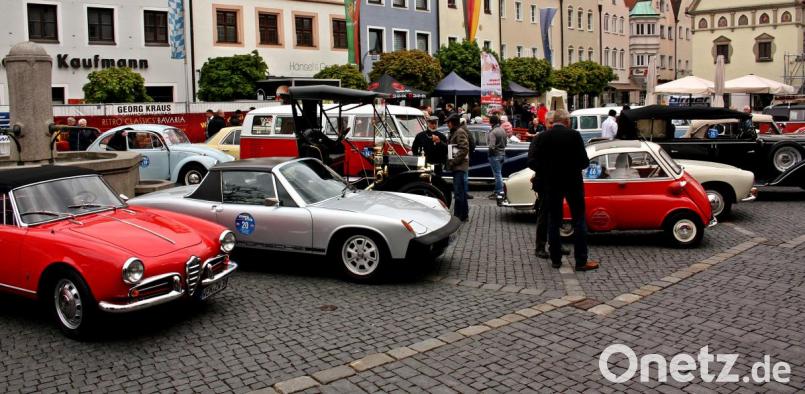 Die aufgereihten Oldtimer sind ein echter Blickfang. Bild: R. Kreuzer