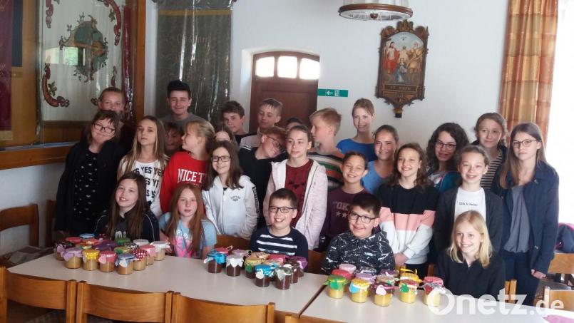 Sehr spannend finden die Firmlinge aus Kastl und Umgebung die Aktion des Kuchenbackens. Jeder hat seine Aufgabe zugelost bekommen. Die Kuchen im Glas werden beim Vorabendgottesdienst zum Muttertag verkauft. Bild: rpp