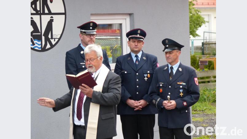 Pfarrer Arnold Pirner beim Erteilen des Segens für Garage und Fahrzeug. Bild: hme