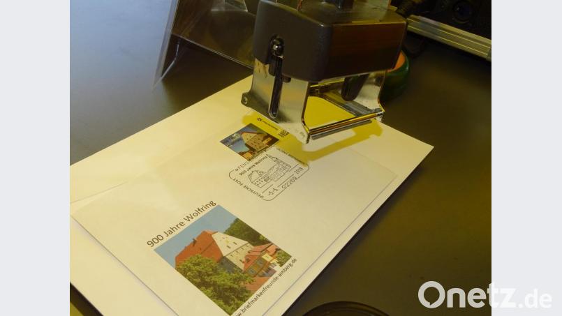 Leckerbissen für Sammler: Zum Jubiläum gab es eigens von der Post hergestellte Briefmarken nebst Kuvert und Sonderstempel. Bild: Houschka