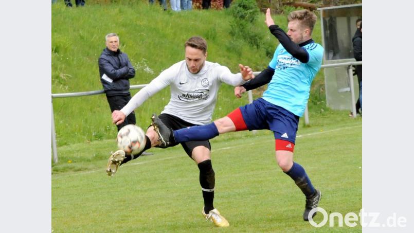 Der TSV Konnersreuth (rechts Christoph Franz) hat durch die 1:2-Niederlage beim direkten Konkurrenten VfB Arzberg (links Sebastian Göcking) den Kampf um Relegationsplatz zwei in der Kreisliga Süd verloren. Bild: heh
