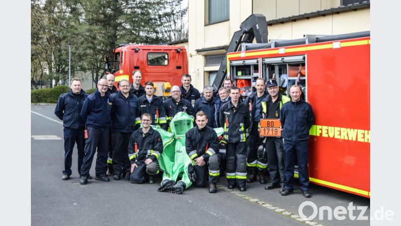 Die Teilnehmer mit den Ausbildern des Fachbereiches Gefahrgut und Atemschutz sowie der Feuerwehr Amberg. Bild: egl