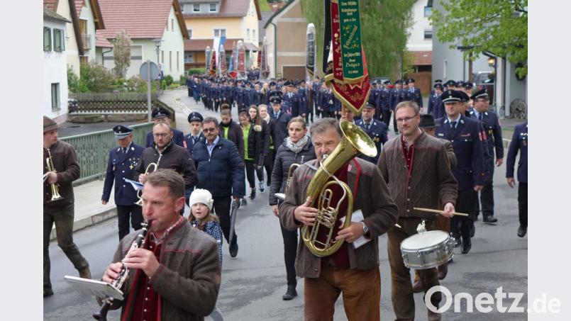 Mit der Grenzlandblaskapelle marschierten Ehrengäste und die Abordnungen der Feuerwehren aus dem KBM-Bereich 32 zum Gottesdienst. Bild: mmj