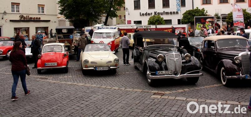 Die aufgereihten Oldtimer sind ein echter Blickfang. Bild: R. Kreuzer