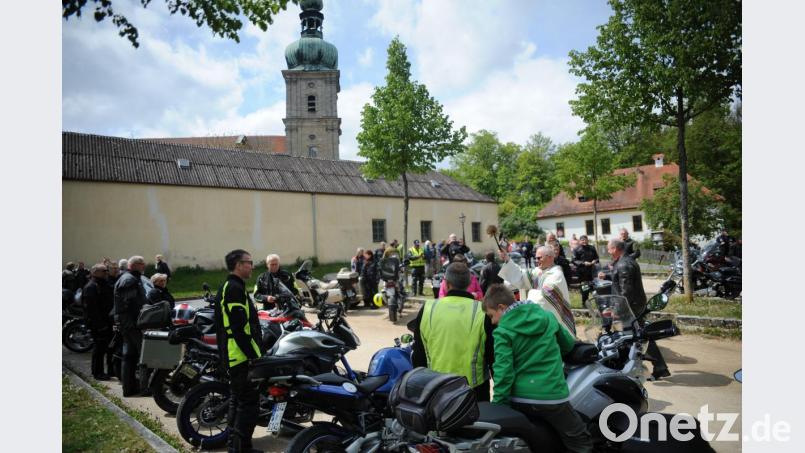 Zum Start in die Saison wurden in Amberg die Motorräder am Mariahilfberg im Anschluss an den Motorradgottesdienst durch Pater Janusz gesegnet. Bild: brü