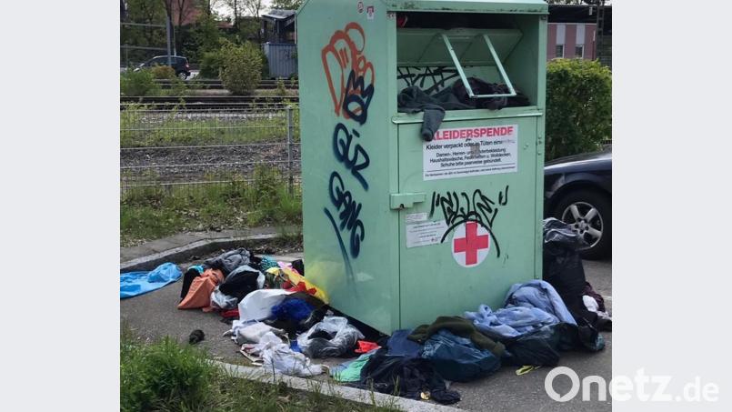 Der Kleider-Container am Finanzamt in Amberg quillt über. Bild: frü