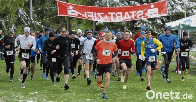 220 Läuferinnen und Läufer gingen beim 5. Weiherlauf des SV Plößberg an den Start. Hier nehmen 38 Männer die 8200-m-Strecke in Angriff. Sieger Andreas Hecht (Nummer 113) übernahm vom Start weg die Führung. 	Bild: exb Bild: gb