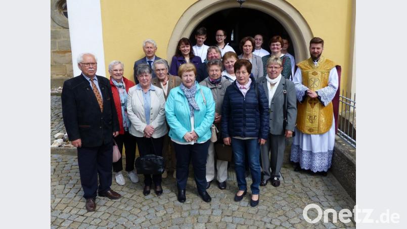 40, 50, 60 oder gar 70 Jahre her ist ihre Erstkommunion: Mit einem Festgottesdienst in der Pfarrkirche, den Pater Thomas Rostek (rechts) begehen die Frauen und Männer dieses Jubiläum. Bild: exb