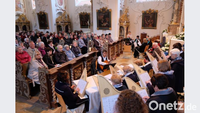 Eine musikalische Begegnung mit der Gottesmutter suchten am Freitagabend zahlreiche Besucher beim Marienlob in Speinshart Bild: do