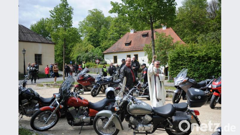 Zum Start in die Saison wurden in Amberg die Motorräder am Mariahilfberg im Anschluss an den Motorradgottesdienst durch Pater Janusz gesegnet. Bild: brü