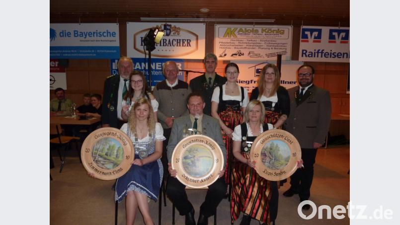 Die neuen Würdenträger des Gaus Armesberg bei der Königsproklamation:
Jugendkönigin Elena Zimmermann, Schützenkönig Hubert Schinner, Schützenliesl Sandra Raps (vorne, von links) sowie GSM Horst Lippert, Zweite Jugendkönigin Veronika Hecht, Zweiter Schützenkönig Josef Kraus, SPL Wolfgang Raps, Zweite und Dritte Schützenliesl Lena Stahl und Sabine Schwarz sowie Stellv. GSM Andreas Michl (hinten, von links). Bild: rwo