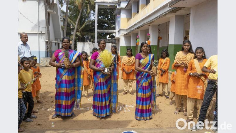 Empfang im Kinderdorf Chinnathurai, links ist Pfarrer Antony Soosai zu sehen, der früher in Neukirchen zu St. Christoph war und als Initiator des Vereins "Hoffnung für Menschen" gilt. Bild: exb/Christian Höllerer