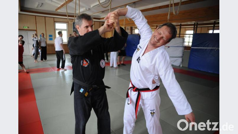Einfache, aber effektive Griffe zur Abwehr. Trainer Norbert Pelzl (links) zeigt mit Markus Hoffmann vom Taekwondo-Dojang-Amberg eindrucksvoll Abwehrtechniken. Bild: brü