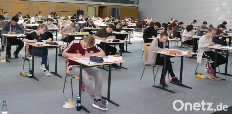 Zwei schriftliche Abiturprüfungen sind geschrieben; diese Woche geht es weiter. Das Bild zeigt Schüler des Ortenburg-Gymnasiums im Fach Deutsch. Bild: lg