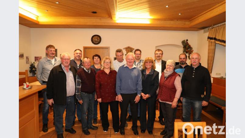 Der wiedergewählte Vorstand mit Vorsitzendem Ferdinand Schieder (Siebter von rechts) sowie Dritter Bürgermeisterin Sonja Heindl (Fünfte von rechts), Pfarrer Martin Besold (Vierter von rechts) und Kirchenpfleger Alfons Meierhöfer (rechts). Bild: njn