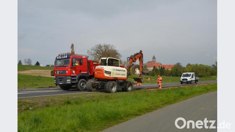 Straßenbauer haben am Montag mit den Bauarbeiten an der Umgehungsstraße begonnen. Die Maßnahme wird sich bis Ende Mai hinziehen. Bild: dob