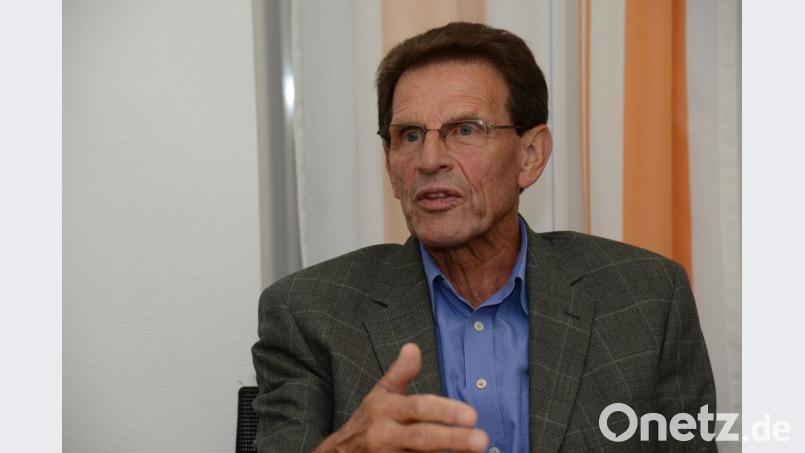 Geschäftsführender
Klinikumsdirektor a. D. Hans Kaltenecker ist dem Krankenhausverbund
 emotional stark verbunden. Die jetzige Diskussion füllt ihn mit großer Sorge. Der Aufsichtsrat betreibe ein Spiel mit dem Feuer. Bild: Petra Hartl