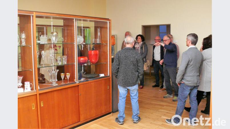 Bei einem Firmenabend erläuterten fachkundige Führer die verschiedenen Exponate in den neuen Museumsräumen. Die Veranstaltung endete mit einem gemütlichen Teil in der Schnitzerstube. Aus dem Firmenabend wurde damit eine gesellige Museumsnacht. Bild: exb