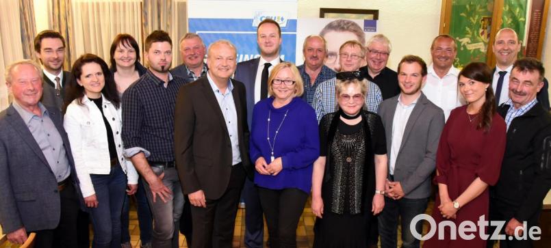 Sebastian Kitta (Achter von links) bleibt Vorsitzender der CSU Floß. Wahlleiter und CSU-Kreisvorsitzender Stephan Oetzinger (Zweiter von links) freute sich nach 30 CSU-Versammlungen in den vergangenen Wochen über die durchwegs einstimmigen Ergebnisse. Bild: bgm
