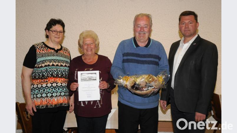 Lotte Hartwig (links) und Bürgermeister Rainer Rewitzer (rechts) danken Siegmar und Ingrid Selznener, Bochum, für ihre enge Verbundenheit zur Stadt. Bild: bey