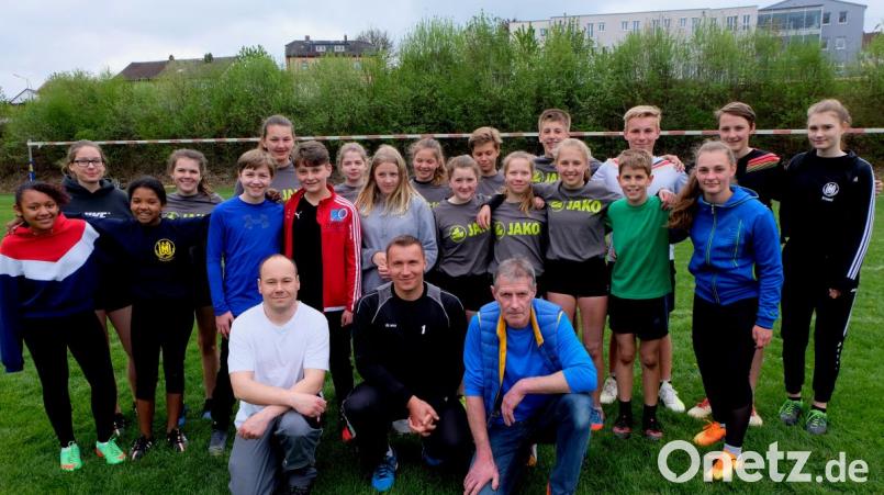 Die Teilnehmer am Faustball-Jugend-Trainingslager mit Dominik Siegl, Nationalspieler Steve Schmutzler und Vorsitzendem Hans Eismann (vorne, von links). Bild: le