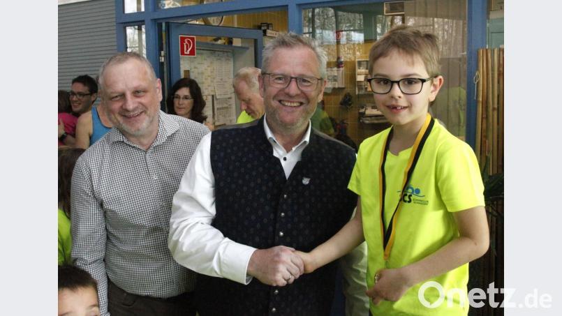 Der siebenjährigen Anton (rechts) freute sich, dass ihm zum Gewinn einer Goldmedaille beim Schwimmwettkampf Schwandorf-Sokolov auch die Bürgermeister der beiden Orte gratulierten. Bild: Hirsch
