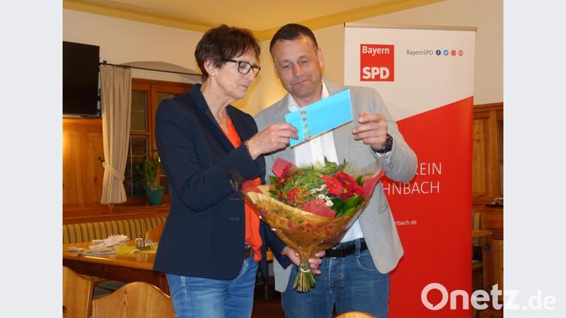 Kreisvorsitzender Uwe Bergmann mit der scheidenden Vorsitzenden Hermine Koch. Bild: Daniel Weidner