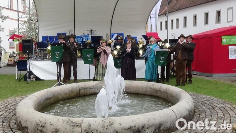 Als die Jagdhornbläser aus Auerbach spielen, sprudelt nur der Brunnen. Später allerdings entlädt sich über Michelfeld ein Graupelschauer. Bild: jma