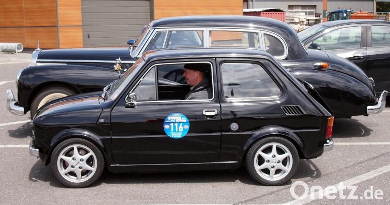 Die aufgereihten Oldtimer sind ein echter Blickfang. Bild: R. Kreuzer