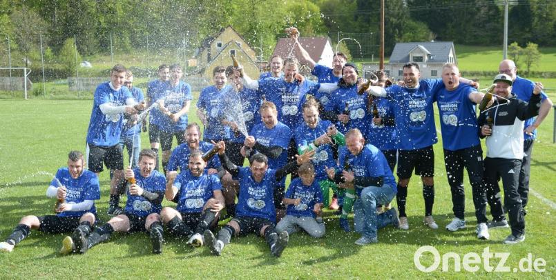 Feucht-fröhlich feiern die Spieler der SG Ursulapoppenricht I/DJK Gebenbach II nach dem 6:0-Sieg in Hohenburg den Titel in der Kreisklasse Süd und den Aufstieg in die Kreisliga. Bild: ref