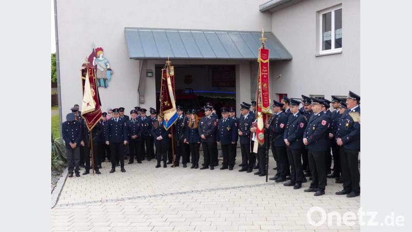 Die drei Wehren aus der Marktgemeinde Luhe-Wildenau versammeln sich vor dem Neudorfer Gerätehaus. Bild: hme