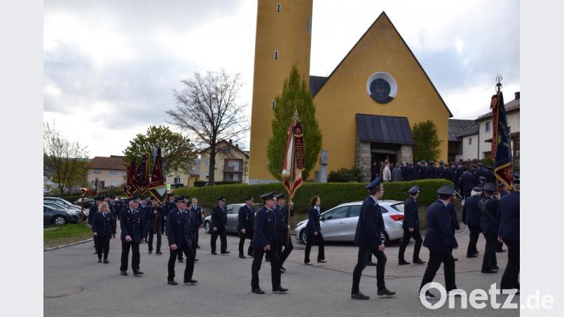 Zum Florianstag 2019 in Tröbes treffen sich alle zehn Feuerwehren des Markts zum Gottesdienst und ziehen durch den Ort zum Gerätehaus. Bild: gi