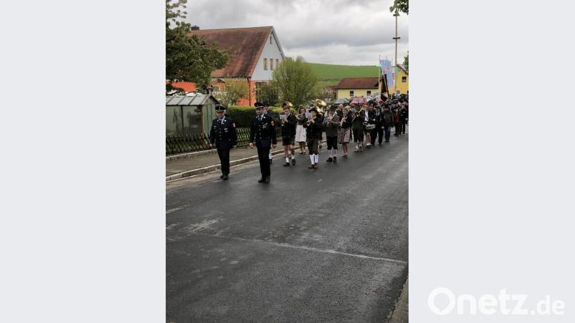 Kreisbrandmeister Ferdinand Duscher (links) und Kommandant Sandro Reimer führten den Kirchenzug zum Festgottesdienst an Bild: sns