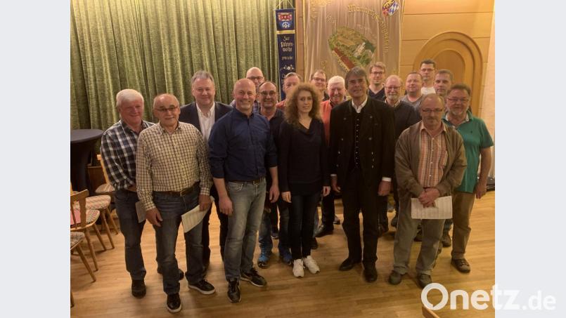 Landrat Richard Reisinger (Dritter von links) und Regierungspräsident Axel Bartelt (vorne, Zweiter von rechts) besuchten den Gesangverein Haunritz, der kürzlich seinen 70. Geburtstag gefeiert hat. Bild: Hollederer, Christine