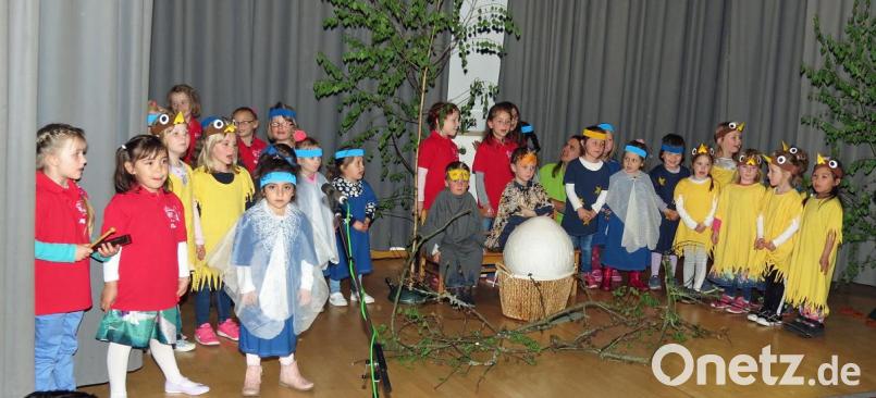 Die Bühne wird zum Nest beim Singspiel der „Vogelhochzeit“ des Kindergarten St. Wolfgang. Bild: Dobmeier