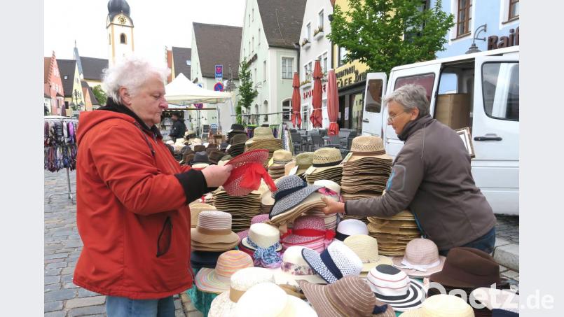 Regina Bauer (rechts) verkauft auf dem Maimarkt in Schwandorf. Bild: Hirsch