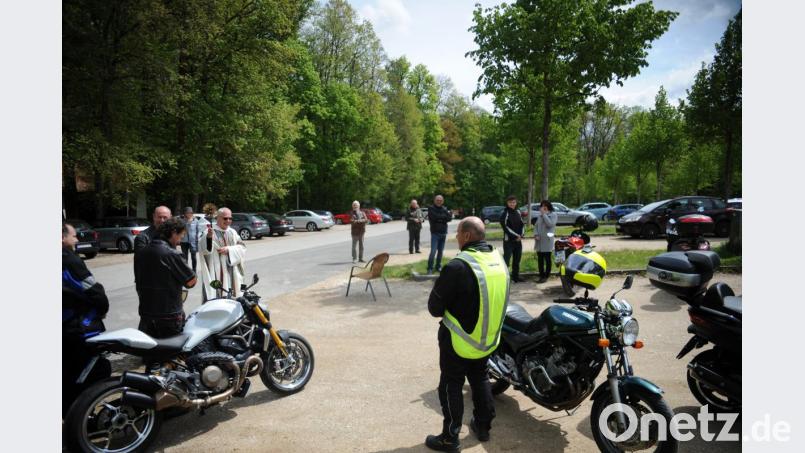 Zum Start in die Saison wurden in Amberg die Motorräder am Mariahilfberg im Anschluss an den Motorradgottesdienst durch Pater Janusz gesegnet. Bild: brü