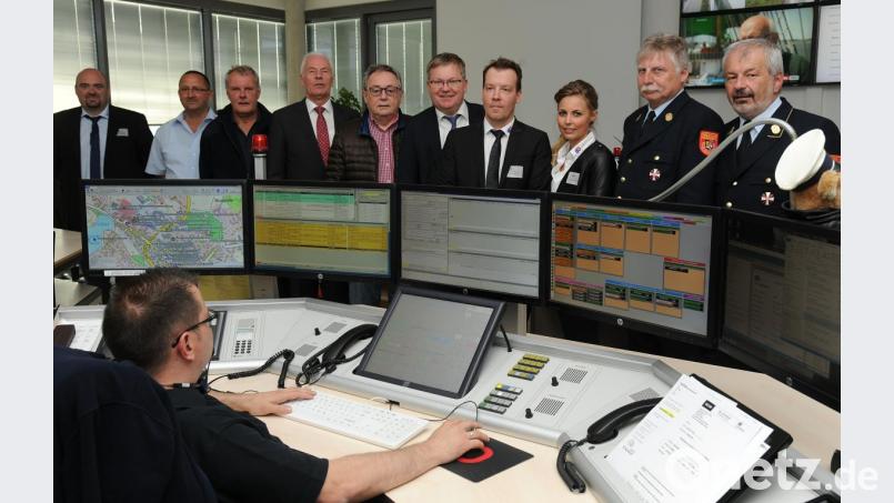 Seit fünf Jahren gibt es die Integrierte Leitstelle in Amberg. Eine halbe Million Anrufe haben die Mitarbeiter seither entgegengenommen. Anlässlich des kleinen Jubiläums wurde auf die erfolgreiche Arbeit zurückgeblickt. Bild: gf