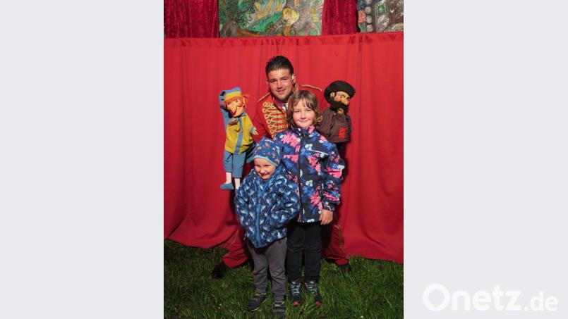 Den Kasperl und den Räuber Hotzenplotz von Jonny Schubert dürfen die Kinder nach dem Puppenspiel aus nächster Nähe bestaunen. Bild: jzk