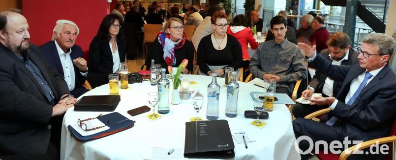 Bernd Sibler (rechts), bayerischer Minister für Wissenschaft und Kunst, im Gespräch mit dem Tisch „Hochschule“. Der stellvertretende Amberger CSU-Vorsitzende Matthias Schöberl neben ihm schreibt fürs Protokoll mit. Zusammen mit Sibler drehten auch OB Michael Cerny und Landtagsabgeordneter Harald Schwartz ihre Runden bei den Themen-Tischen. Bild: Wolfgang Steinbacher